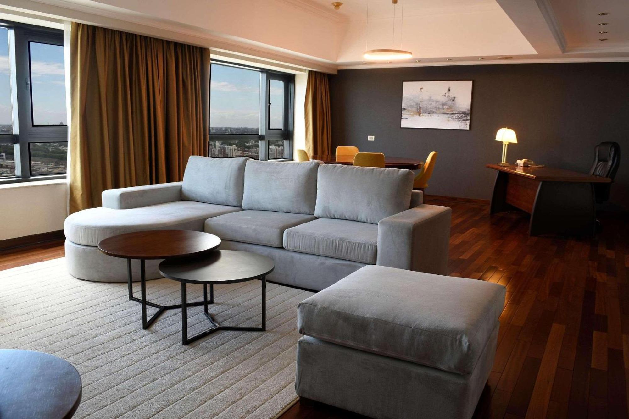 Radisson Montevideo Victoria Plaza Hotel ภายนอก รูปภาพ A suite at the hotel